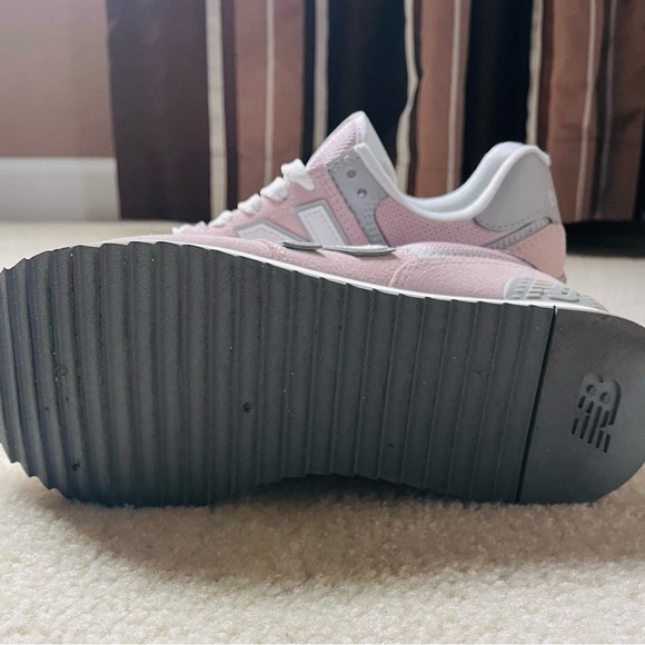 New Balance 574 Women's Pink Sneakers Size 9W - Picture 3 of 5